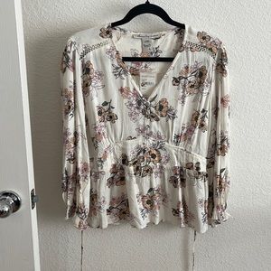 Beautiful flowery blouse. Great for spring or summer.
